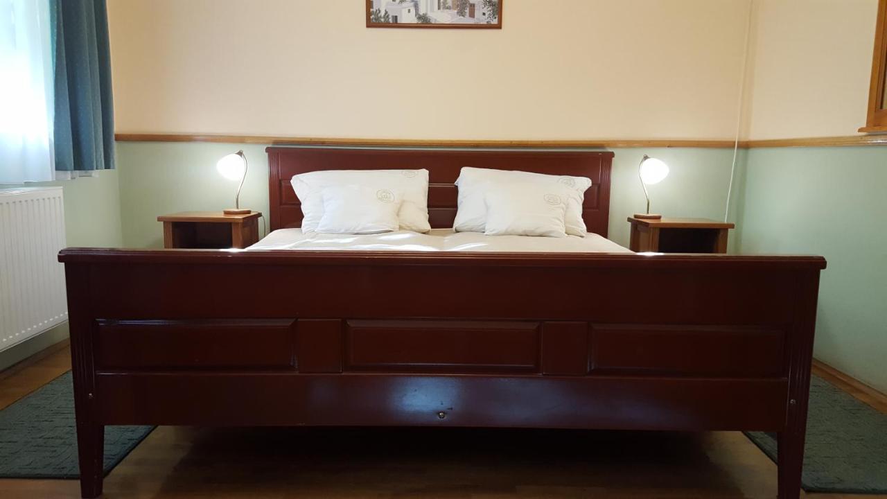 Laetitia Panzio Bed & Breakfast Kaposvar Ngoại thất bức ảnh