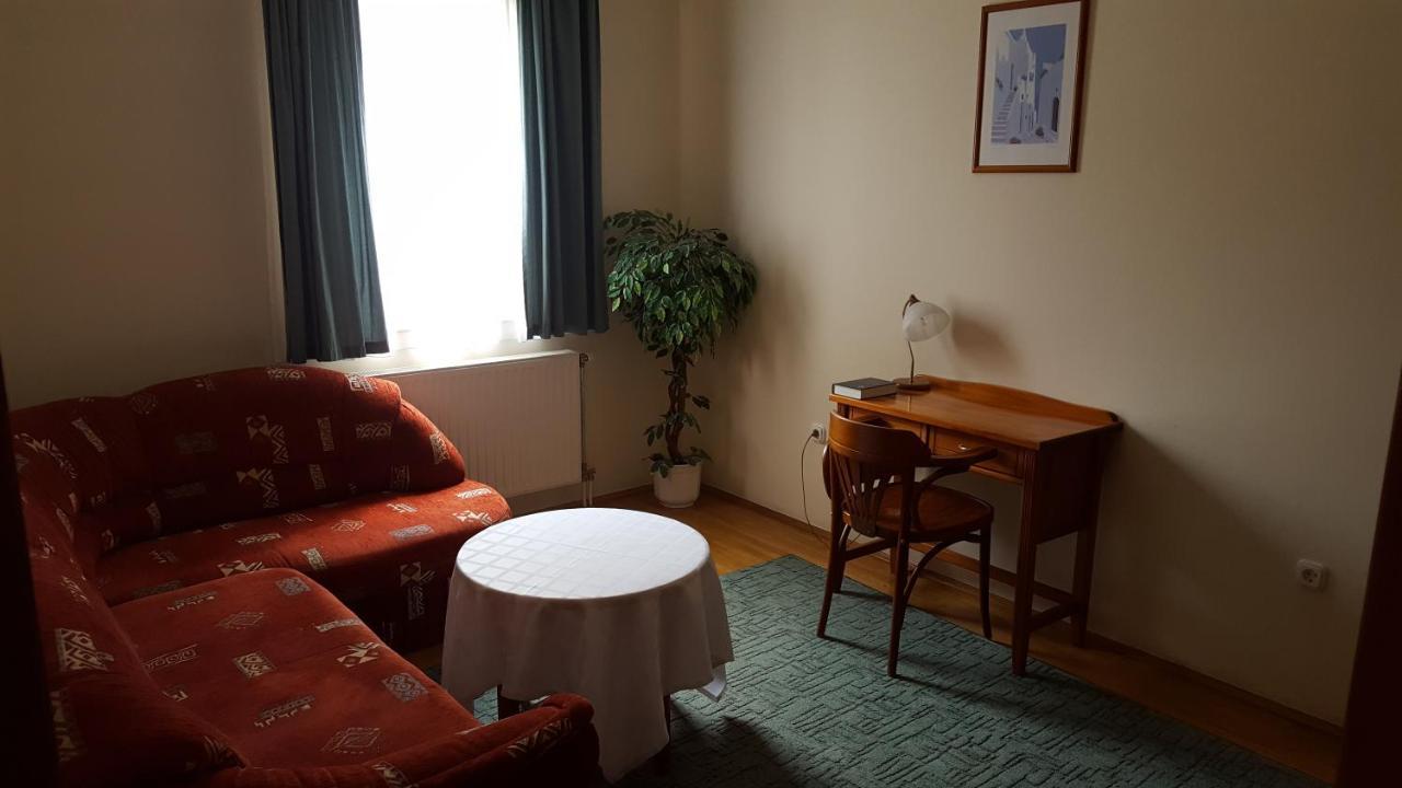 Laetitia Panzio Bed & Breakfast Kaposvar Ngoại thất bức ảnh